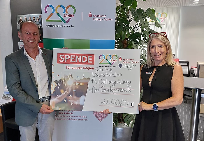 Füreinander und Miteinander: Regionalleiterin der Sparkasse Gudrun Königsbauer überreicht die Jubiläumsspende an Bürgermeister Josef Renner.