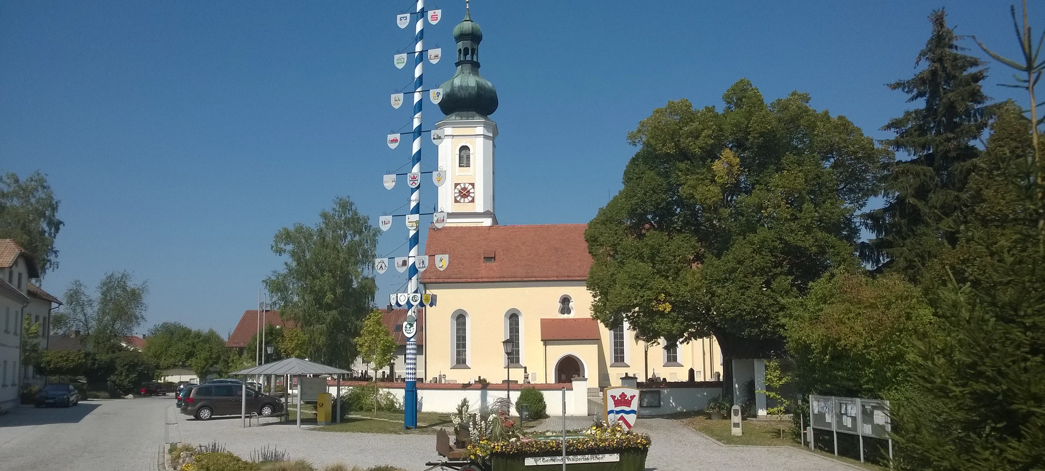 Dorfplatz mit Kirchen
